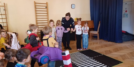 Powiększ grafikę: wizyta-policjantow-i-zajecia-na-temat-bezpieczenstwa-na-drodze-645740.jpg