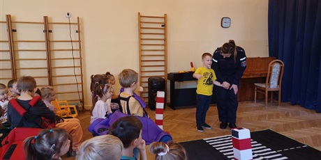 Powiększ grafikę: wizyta-policjantow-i-zajecia-na-temat-bezpieczenstwa-na-drodze-645753.jpg