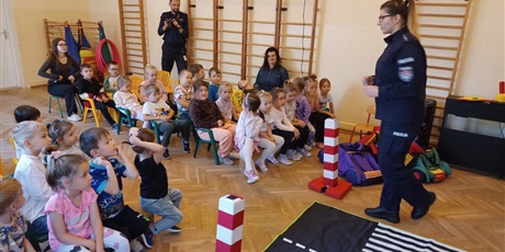 Powiększ grafikę: wizyta-policjantow-i-zajecia-na-temat-bezpieczenstwa-na-drodze-645755.jpg