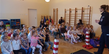 Powiększ grafikę: wizyta-policjantow-i-zajecia-na-temat-bezpieczenstwa-na-drodze-645756.jpg