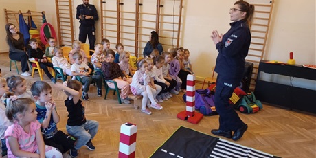 Powiększ grafikę: wizyta-policjantow-i-zajecia-na-temat-bezpieczenstwa-na-drodze-645759.jpg