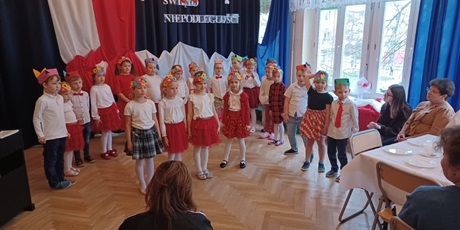 Wizyta Seniorów w „Wesołych Skrzatach” na przedstawieniu z okazji Dnia Niepodległości