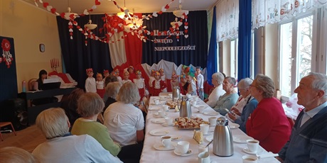 Powiększ grafikę: wizyta-seniorow-w-wesolych-skrzatach-na-przedstawieniu-z-okazji-dnia-niepodleglosci-657007.jpg