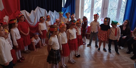 Powiększ grafikę: wizyta-seniorow-w-wesolych-skrzatach-na-przedstawieniu-z-okazji-dnia-niepodleglosci-657008.jpg