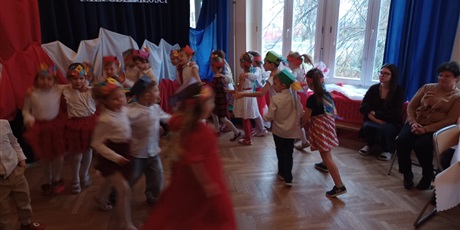 Powiększ grafikę: wizyta-seniorow-w-wesolych-skrzatach-na-przedstawieniu-z-okazji-dnia-niepodleglosci-657011.jpg