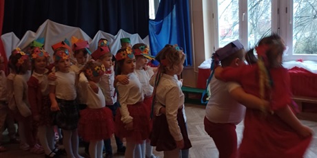 Powiększ grafikę: wizyta-seniorow-w-wesolych-skrzatach-na-przedstawieniu-z-okazji-dnia-niepodleglosci-657012.jpg