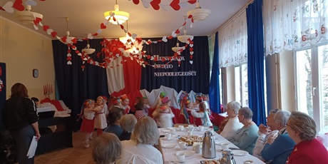 Powiększ grafikę: wizyta-seniorow-w-wesolych-skrzatach-na-przedstawieniu-z-okazji-dnia-niepodleglosci-657013.jpg