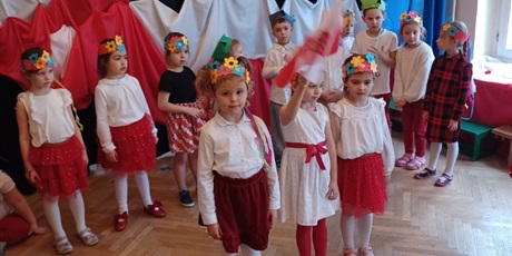 Powiększ grafikę: wizyta-seniorow-w-wesolych-skrzatach-na-przedstawieniu-z-okazji-dnia-niepodleglosci-657014.jpg