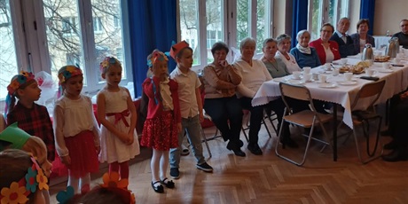 Powiększ grafikę: wizyta-seniorow-w-wesolych-skrzatach-na-przedstawieniu-z-okazji-dnia-niepodleglosci-657015.jpg