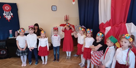 Powiększ grafikę: wizyta-seniorow-w-wesolych-skrzatach-na-przedstawieniu-z-okazji-dnia-niepodleglosci-657016.jpg