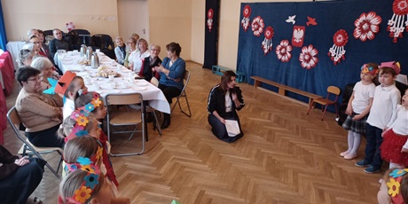 Powiększ grafikę: wizyta-seniorow-w-wesolych-skrzatach-na-przedstawieniu-z-okazji-dnia-niepodleglosci-657017.jpg