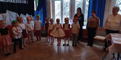 Powiększ grafikę: wizyta-seniorow-w-wesolych-skrzatach-na-przedstawieniu-z-okazji-dnia-niepodleglosci-657018.jpg
