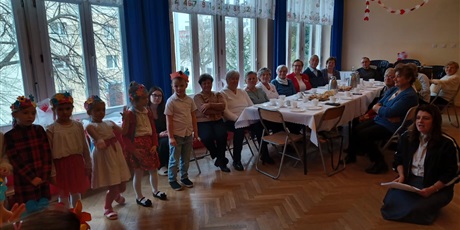 Powiększ grafikę: wizyta-seniorow-w-wesolych-skrzatach-na-przedstawieniu-z-okazji-dnia-niepodleglosci-657020.jpg