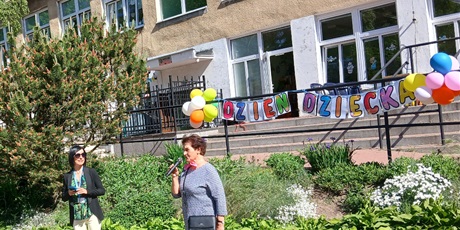 Powiększ grafikę: wizyta-seniorow-z-domu-pod-cisem-w-naszym-przedszkolu-698681.jpg