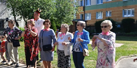 Powiększ grafikę: wizyta-seniorow-z-domu-pod-cisem-w-naszym-przedszkolu-698683.jpg