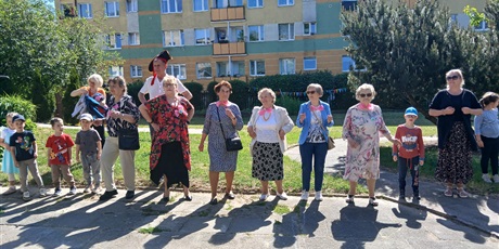 Powiększ grafikę: wizyta-seniorow-z-domu-pod-cisem-w-naszym-przedszkolu-698687.jpg