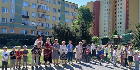 Powiększ grafikę: wizyta-seniorow-z-domu-pod-cisem-w-naszym-przedszkolu-698688.jpg