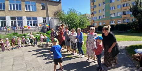 Powiększ grafikę: wizyta-seniorow-z-domu-pod-cisem-w-naszym-przedszkolu-698690.jpg