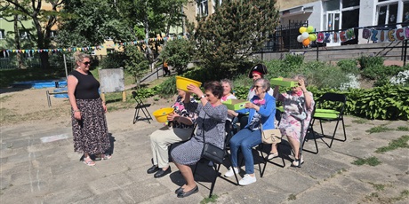 Powiększ grafikę: wizyta-seniorow-z-domu-pod-cisem-w-naszym-przedszkolu-698707.jpg