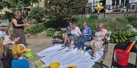 Powiększ grafikę: wizyta-seniorow-z-domu-pod-cisem-w-naszym-przedszkolu-698718.jpg