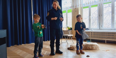 Powiększ grafikę: wizyta-strazy-miejskiej-z-psem-688530.jpg