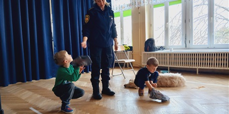 Powiększ grafikę: wizyta-strazy-miejskiej-z-psem-688531.jpg