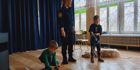 Powiększ grafikę: wizyta-strazy-miejskiej-z-psem-688532.jpg