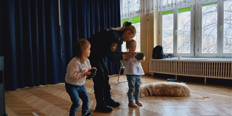 Powiększ grafikę: wizyta-strazy-miejskiej-z-psem-688533.jpg