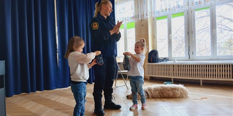 Powiększ grafikę: wizyta-strazy-miejskiej-z-psem-688534.jpg