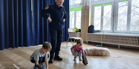 Powiększ grafikę: wizyta-strazy-miejskiej-z-psem-688535.jpg