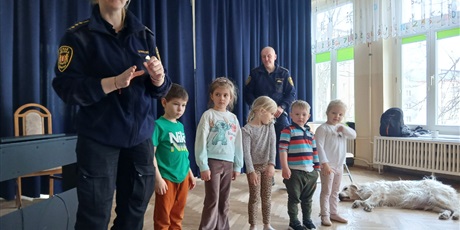 Powiększ grafikę: wizyta-strazy-miejskiej-z-psem-688536.jpg