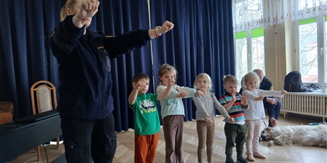 Powiększ grafikę: wizyta-strazy-miejskiej-z-psem-688537.jpg