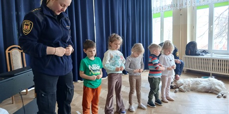 Powiększ grafikę: wizyta-strazy-miejskiej-z-psem-688538.jpg