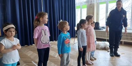 Powiększ grafikę: wizyta-strazy-miejskiej-z-psem-688539.jpg