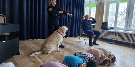 Powiększ grafikę: wizyta-strazy-miejskiej-z-psem-688547.jpg