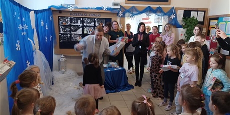 Powiększ grafikę: wizyta-wiceprezydentki-gdanska-moniki-chabior-w-przedszkolu-nr-67-wesole-skrzaty-672223.jpg