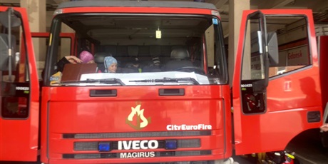 Powiększ grafikę: N zdjęciu czerwony wóz strażacki .