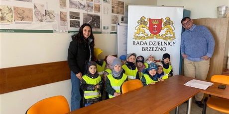 Powiększ grafikę: wyjscie-dzieci-z-grupy-chochliki-do-rady-dzielnicy-brzezno-646515.jpg