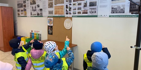 Powiększ grafikę: wyjscie-dzieci-z-grupy-chochliki-do-rady-dzielnicy-brzezno-646516.jpg