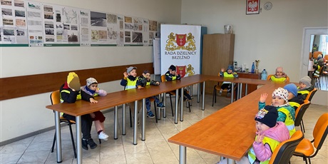 Powiększ grafikę: wyjscie-dzieci-z-grupy-chochliki-do-rady-dzielnicy-brzezno-646518.jpg