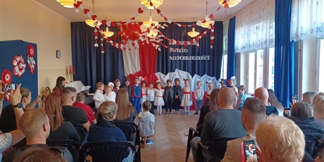 Powiększ grafikę: wystep-dzieci-z-grupy-elfow-dla-rodzicow-z-okazji-swieta-11-listopada-653058.jpg