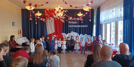 Powiększ grafikę: wystep-dzieci-z-grupy-elfow-dla-rodzicow-z-okazji-swieta-11-listopada-653059.jpg