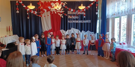 Powiększ grafikę: wystep-dzieci-z-grupy-elfow-dla-rodzicow-z-okazji-swieta-11-listopada-653060.jpg