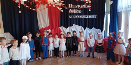 Powiększ grafikę: wystep-dzieci-z-grupy-elfow-dla-rodzicow-z-okazji-swieta-11-listopada-653061.jpg