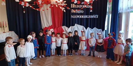 Występ  dzieci z grupy Elfów dla Rodziców z okazji  Święta Niepodległości