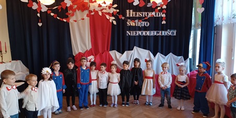 Powiększ grafikę: wystep-dzieci-z-grupy-elfow-dla-rodzicow-z-okazji-swieta-11-listopada-653063.jpg