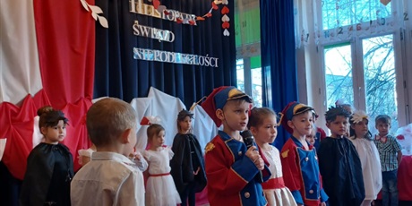 Powiększ grafikę: wystep-dzieci-z-grupy-elfow-dla-rodzicow-z-okazji-swieta-11-listopada-653064.jpg