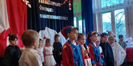 Powiększ grafikę: wystep-dzieci-z-grupy-elfow-dla-rodzicow-z-okazji-swieta-11-listopada-653065.jpg