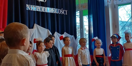 Powiększ grafikę: wystep-dzieci-z-grupy-elfow-dla-rodzicow-z-okazji-swieta-11-listopada-653066.jpg