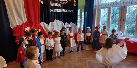 Powiększ grafikę: wystep-dzieci-z-grupy-elfow-dla-rodzicow-z-okazji-swieta-11-listopada-653067.jpg